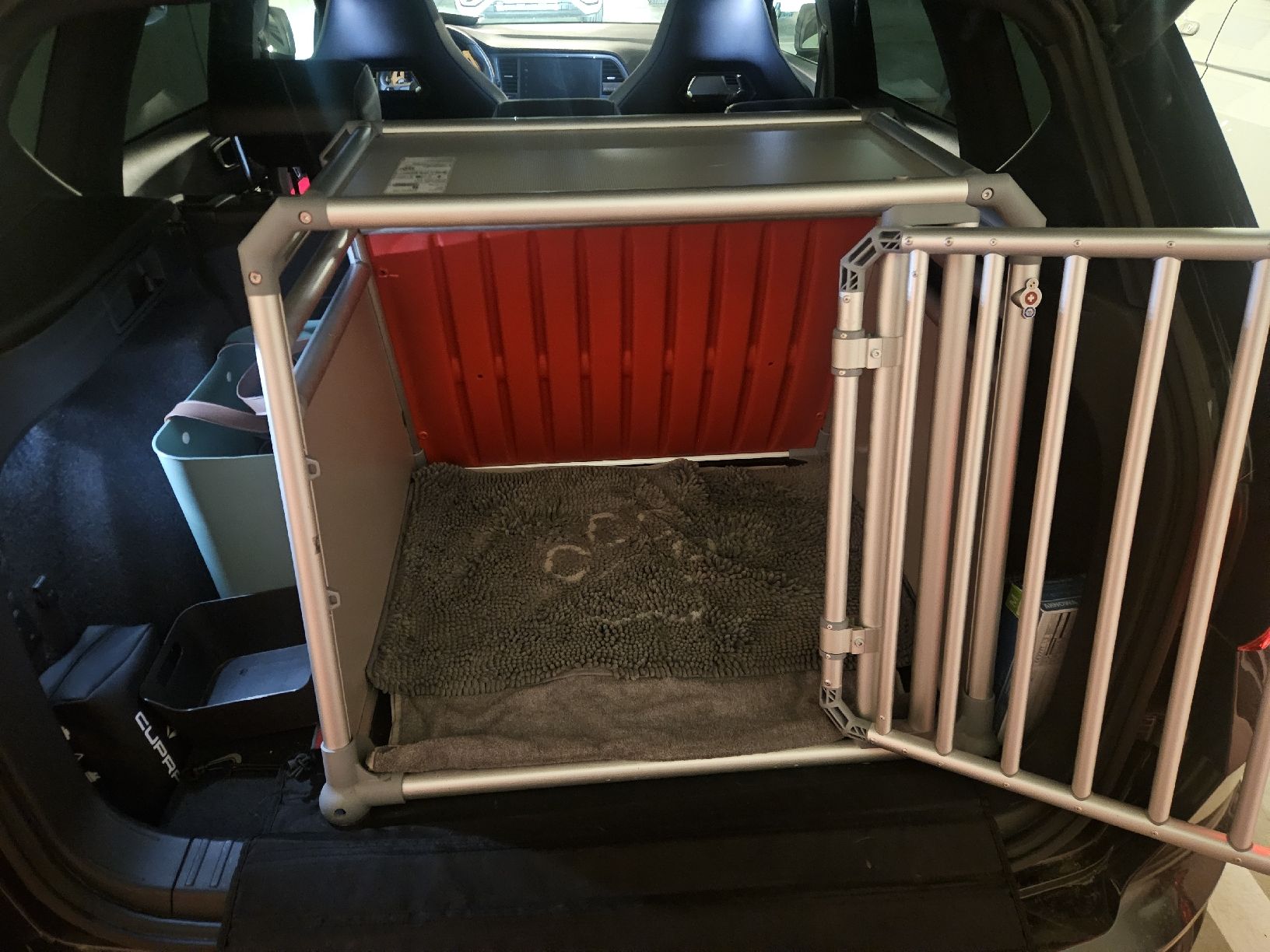 Cages, transport & sécurité: Hundebox Pro 4 S – D'occasion à Bargen BE par ju0_wn79 1