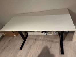 Tisch mit Kabelkanal 160 x 80 cm Defekt