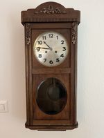 Wanduhr Fritz Wyder Unterseen Interlaken Holzgehäuse