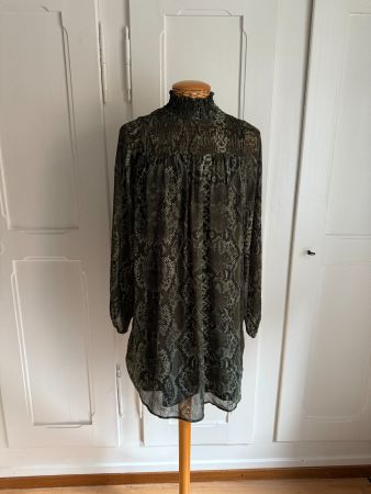 Chiffon Kleid dunkelgrün mit Reptil-Print 34