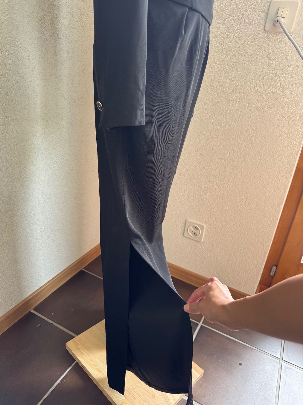 Tute: Schwarzer Jumpsuit mit Wickelfront/Combinaison portefeuille – Nuovo (secondo la descrizione) da Veyras venduto da ValClasse 6
