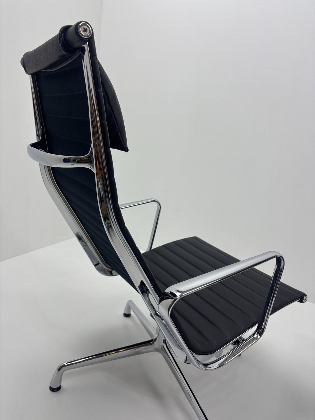 Vitra Poltrone: Eames Vitra EA 124, EA 125  Lounge - Nero Leder / Cuir – Usato da La Sarraz venduto da swq_1hv 2