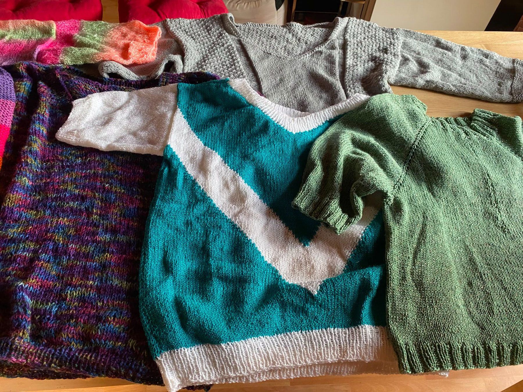 Lots de vêtements: 6 Handgestrickte Pullis Gr. M/L – D'occasion à Röschenz par Tashroal 1