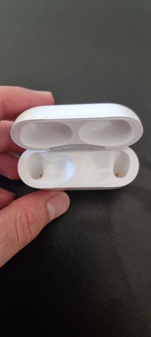 Apple Cuffie: Airpods Case ohne Airpods – Usato da Mellingen venduto da Nowl 1