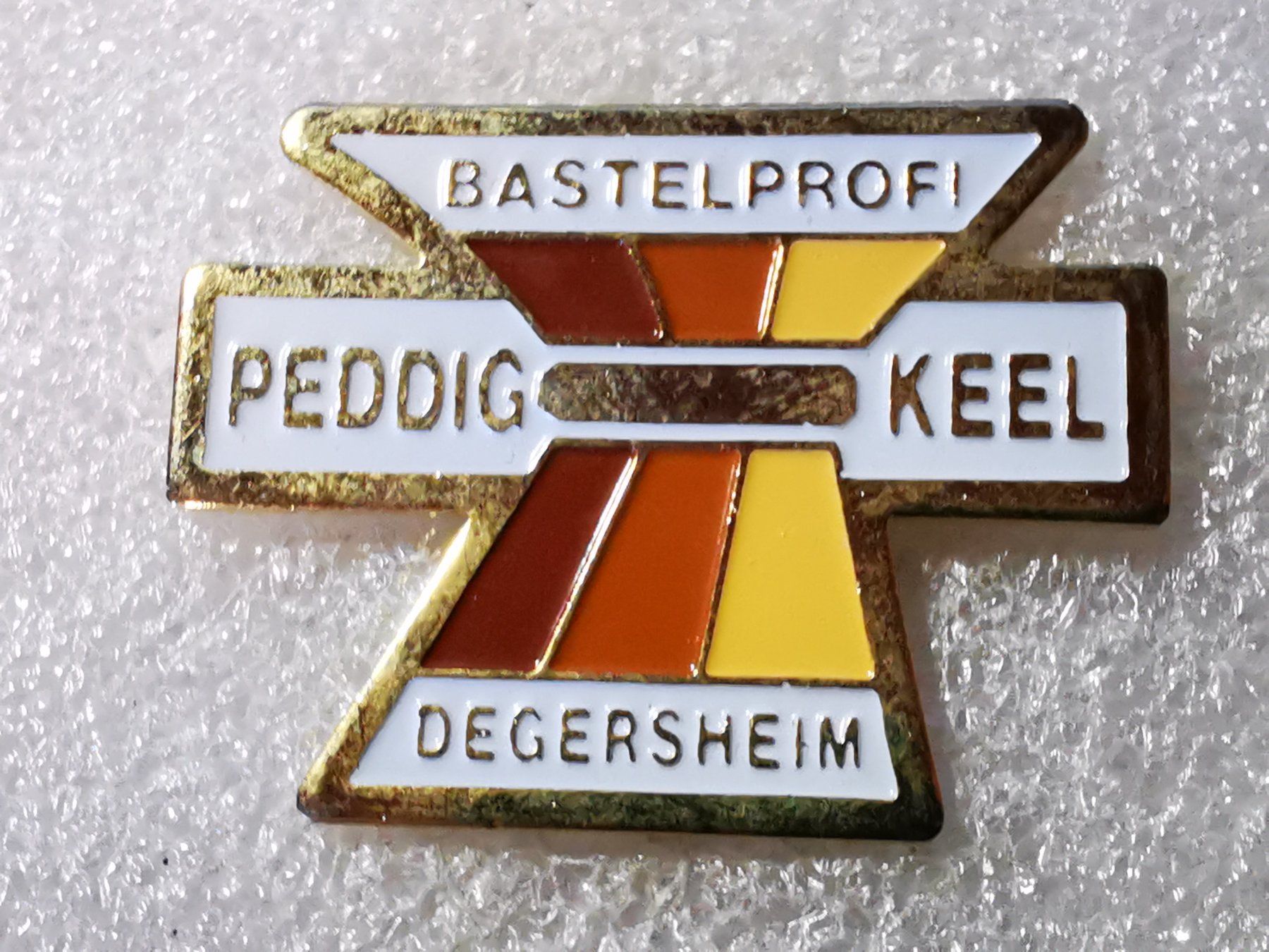 Placchette & Badge: Ansteckpin 30: Bastelprofi Peddig & Keel – Usato da Oppligen venduto da Pin-Fall-Shop