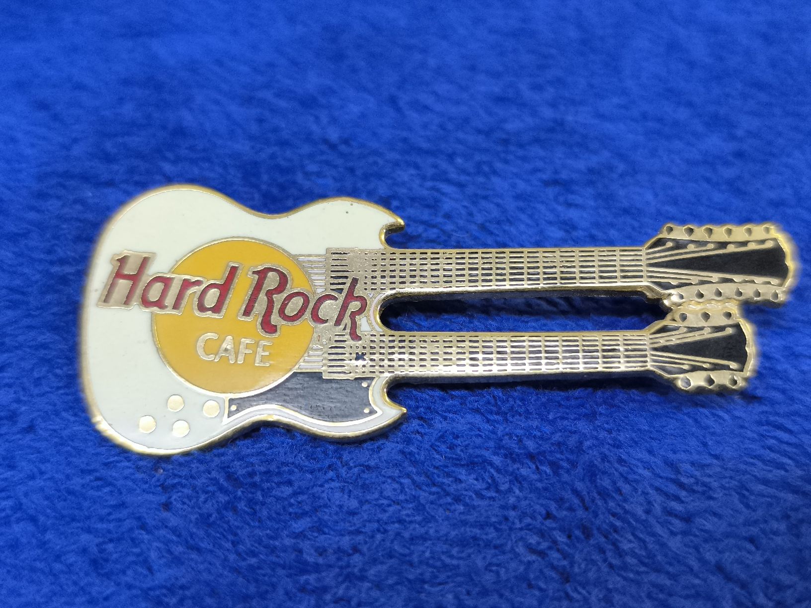 Hard Rock Cafe Plaketten & Abzeichen: Hard Rock Cafe Doppelhalsgitarre Brosche Pin – Neu (gemäss Beschreibung) aus Oberwil b. Zug von Gto469