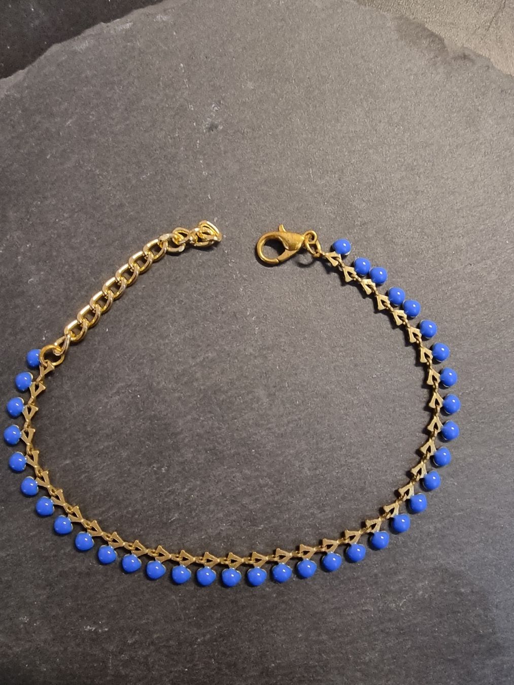 Bracciali & Braccialetti: Bracelet fin doré avec perles bleues – Nuovo (secondo la descrizione) da Veyrier venduto da Leilazizou
