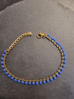 Bracelet fin doré avec perles bleues