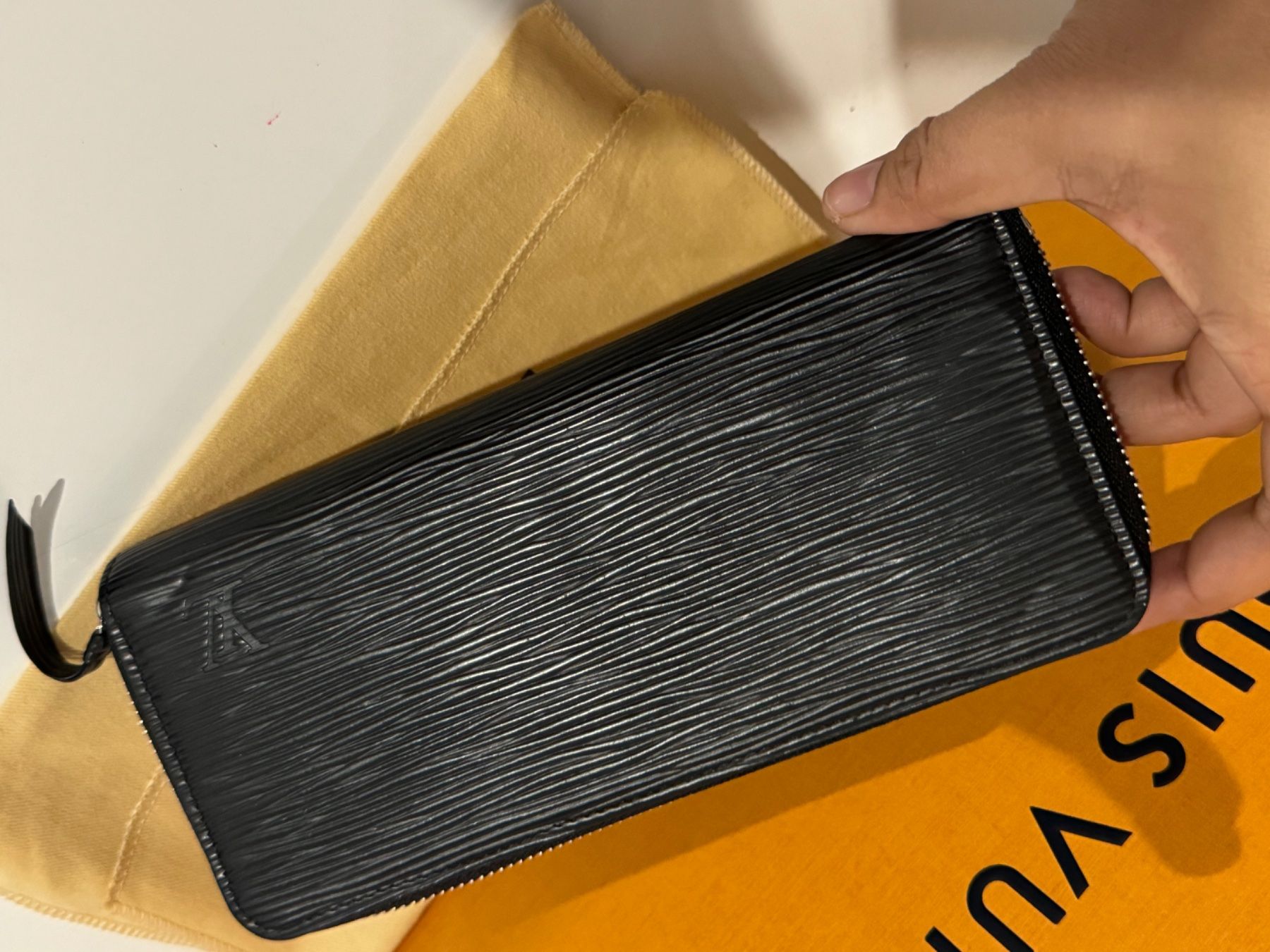 Portamonete: LOUIS VUITTON POTEFEUILLE EPI NOIR – Usato da Les Geneveys-sur-Coffrane venduto da LVMM 3