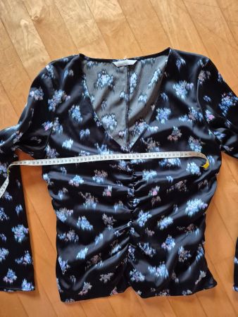 Schicke Bluse mit Blumenmuster, Grösse M, Top Zustand!