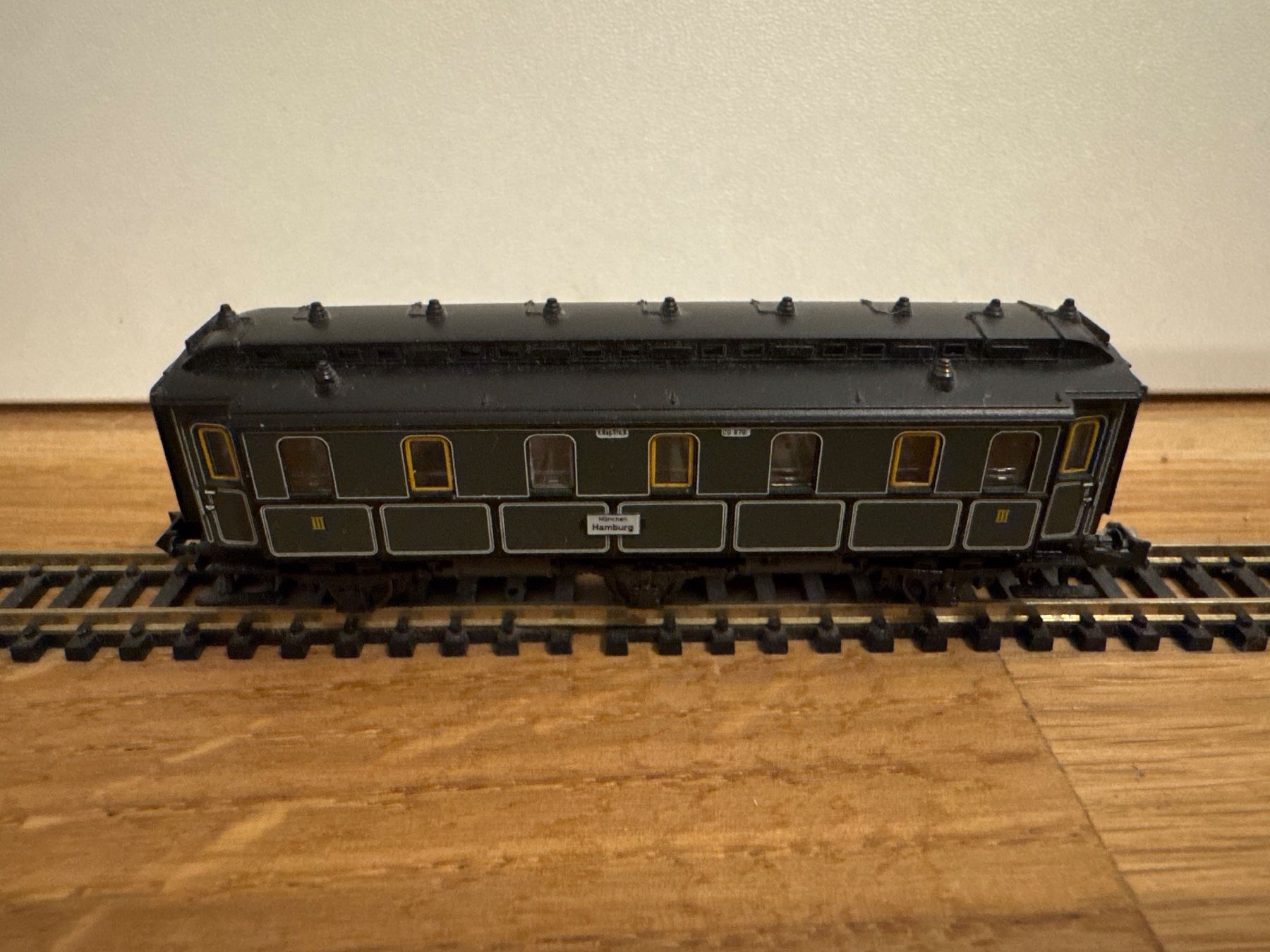 Trix Modelleisenbahnen: Minitrix 13161 Bayer. Schnellzugwagen 3.Kl. – Gebraucht aus Schlierbach von Look8