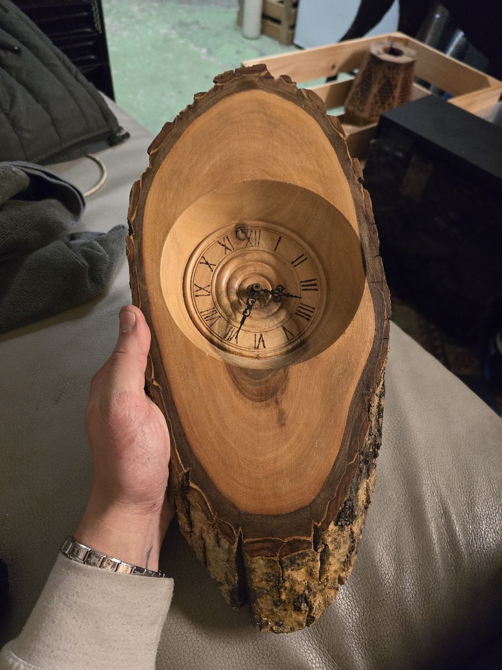Holzartikel: Holz-Wanduhr Baumscheibe Handarbeit (D) – Gebraucht aus Rorschach von TimelessTrading