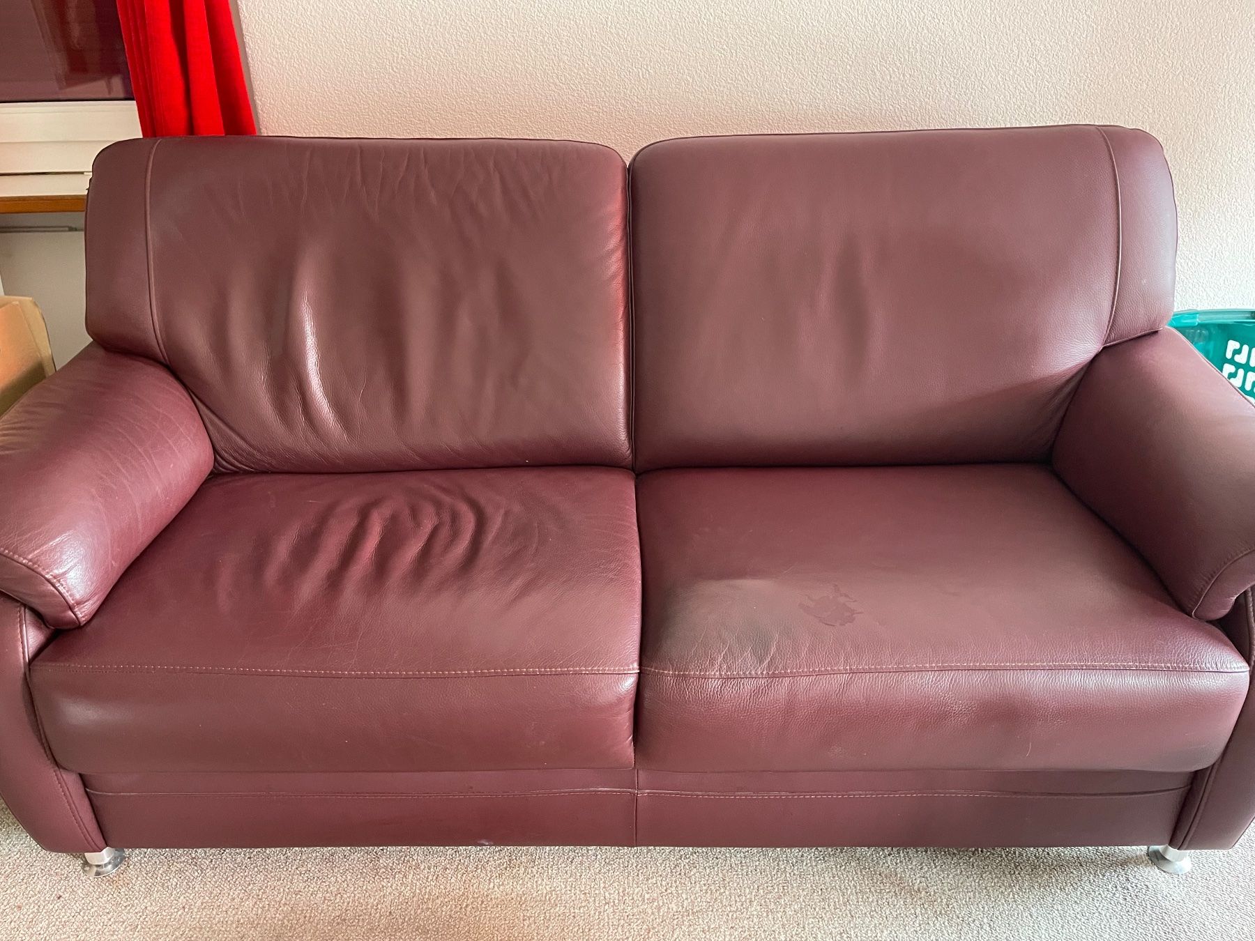 Sofas: Ledersofa bordeaux 3er Sofa gebraucht – D'occasion à Pfäffikon SZ par Espressino