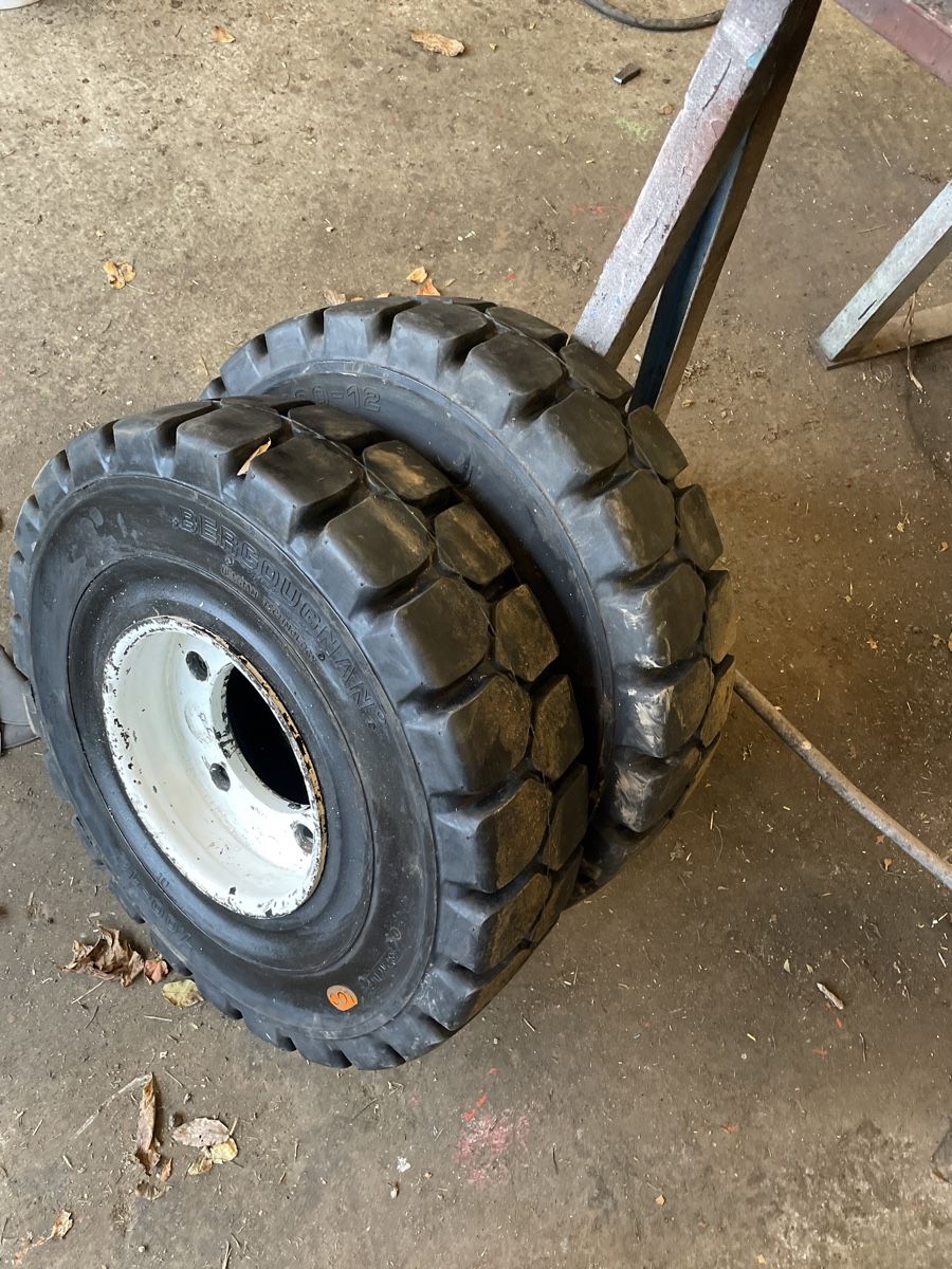Carrelli elevatori e a forche: Staplerräder – Usato da Bubikon venduto da Bruno0087