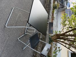 IKEA Klapptisch mit 2 Klappstühlen – Schwarz/Silber