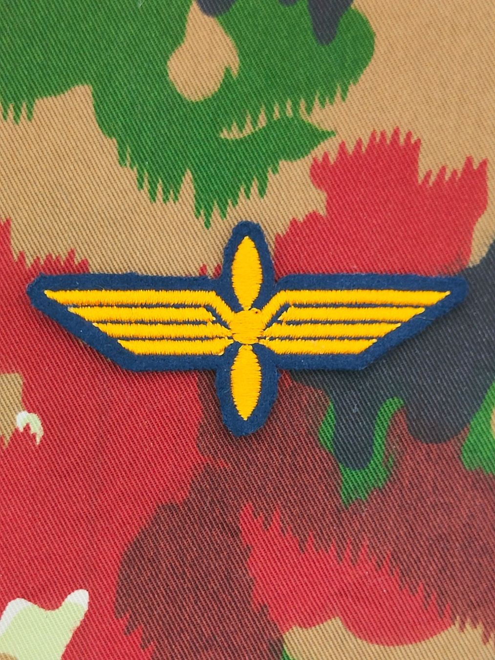Schweizer Armee Uniformi: Pilotenabzeichen Ord. 1972 aus Stoff, Variante 1 – Usato da Bauma venduto da SwissMilitaria