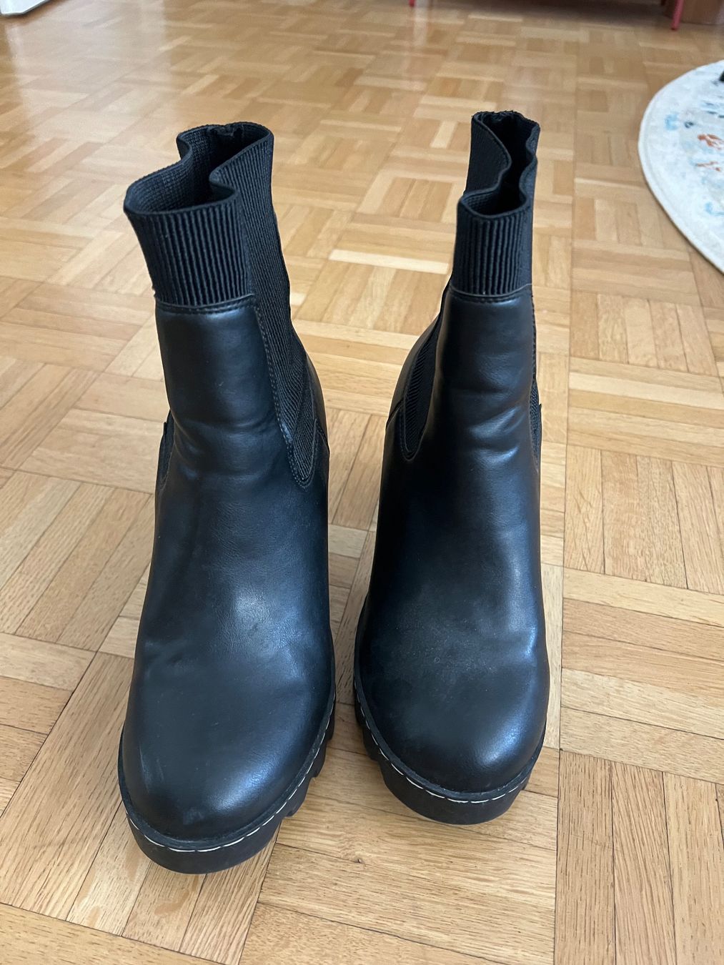 H&M Scarpe da donna: Bottines noires compensées – Usato da Vandoeuvres venduto da tif_nk52 1