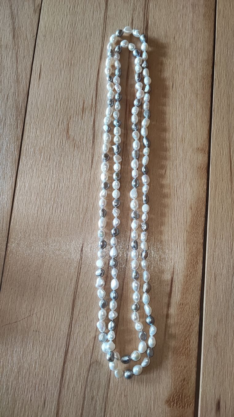 Ketten: Elegante Perlenkette, weiss & grau, sehr lang – Neu und originalverpackt aus Gstaad von Kunst1996 2