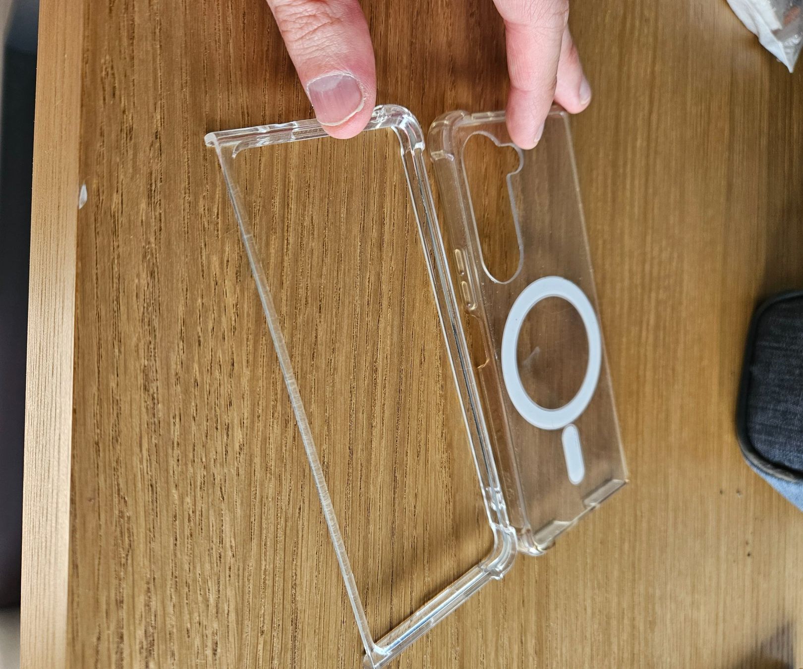 Samsung Cover & Protezioni schermo: Transparent phone Case for Samsung Z Fold5 – Usato da Meyrin venduto da rem_jp7y 2