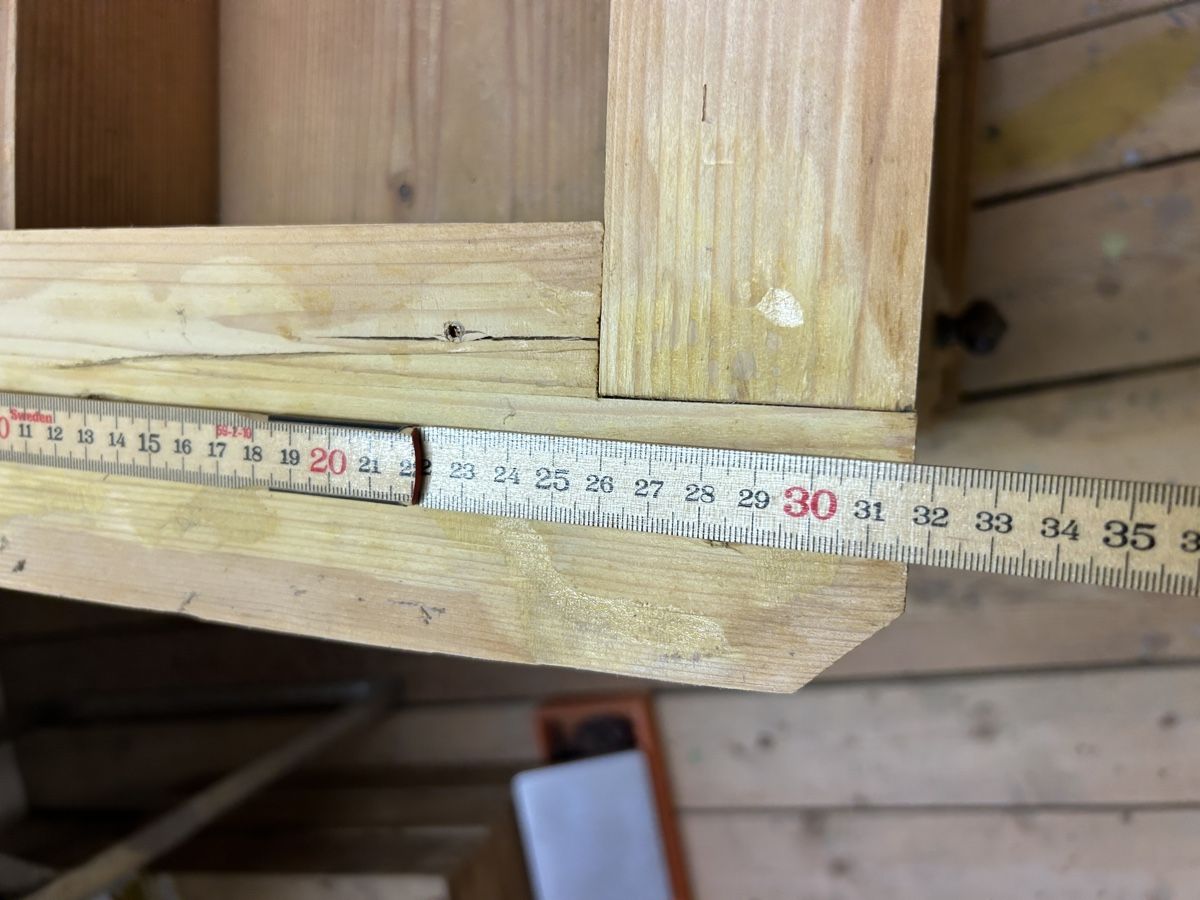 Tables de nuit: Antikes Holznachttisch – Défectueux à Uster par Stromboli7 8