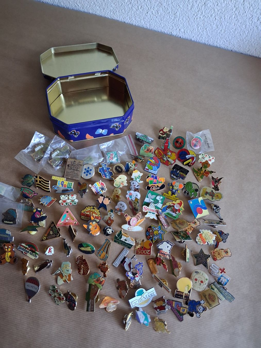 Placchette & Badge: c/ 100+ Pins mit Verschluss. Gemäss Bildern – Usato da Hagendorn venduto da siwasi3 1