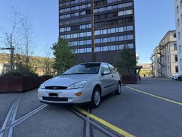 Ford Focus 1.6 16V grau mit nur 32000 km