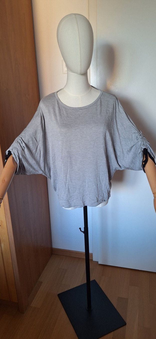 Stradivarius T-shirts: Stradivarius,  pull – Neuf avec emballage d'origine à Lussery-Villars par pousinete02 1