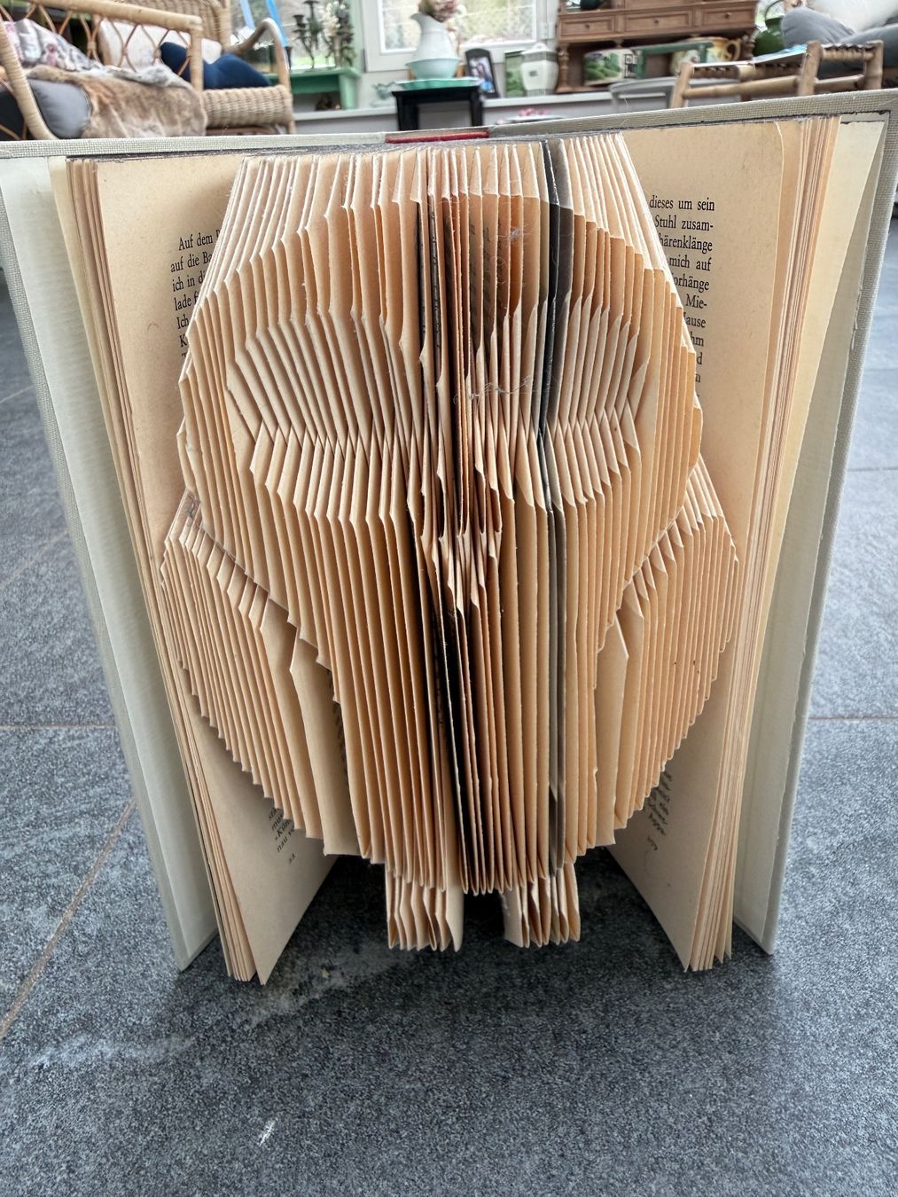 Skulpturen & Statuen: Gefaltetes Buchkunst-Objekt: Eule aus Buchseiten Skulptur – Gebraucht aus Otelfingen von Markthalle_C