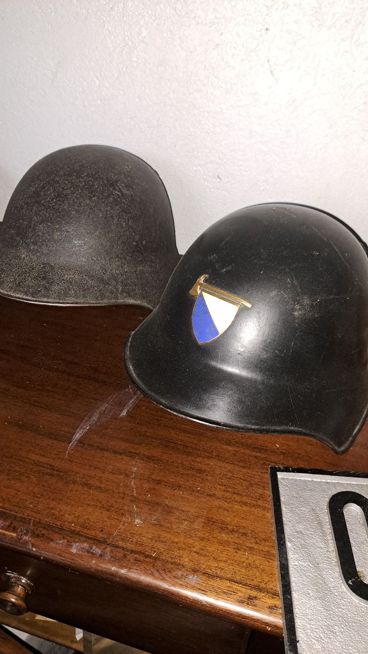 Uniformi & Effetti personali: 3 Helme Vintage Militär? – Usato da Kölliken venduto da Upcycling-by-Mc-TAM 2
