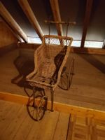 Antiker Kinderwagen geflochten