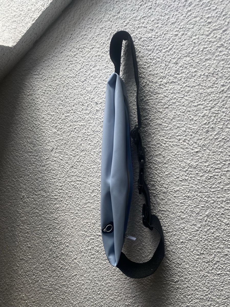 Canottiere & Pantaloni: Moderne Sling Bag in Hellblau – Neu – Nuovo (secondo la descrizione) da Rorschach venduto da Lauraq12