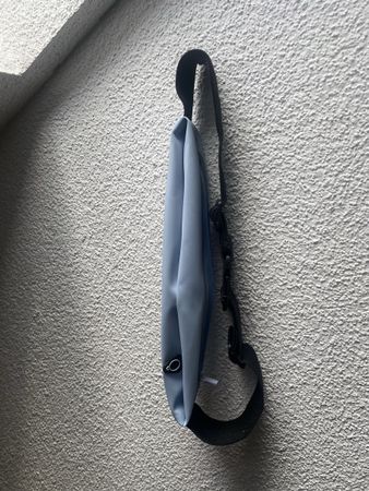 Wasserabweisende Crossbody Bag / Sling Bag – Hellblau