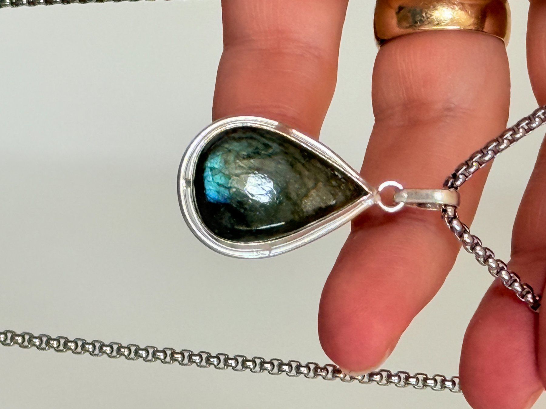 Catenine: Pendentif Labradorite Argenté Goutte Neuf – Nuovo e nell'imballaggio originale da Genève venduto da AGBERG 2