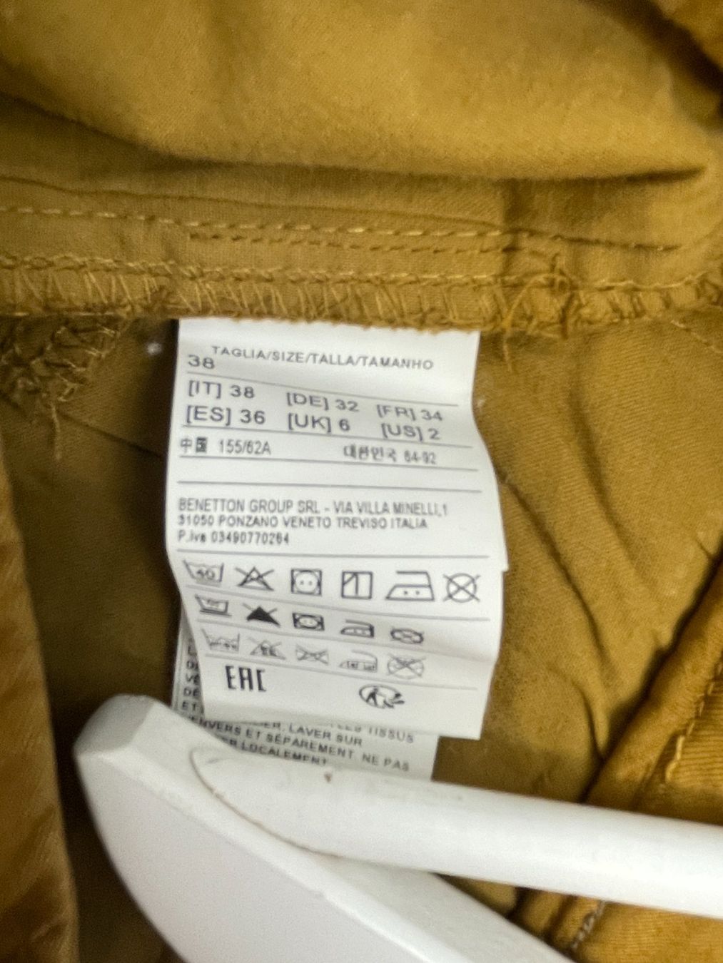 Benetton Pantaloni: BENETTON Pantalon moutarde – Usato da Lausanne venduto da PlusValue_Lausanne 2