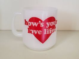 Tasse en opaline blanche "How's Your Love Life?"