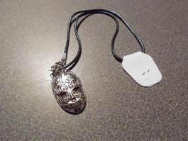 Kette schwarz, Anhänger Maske, grau