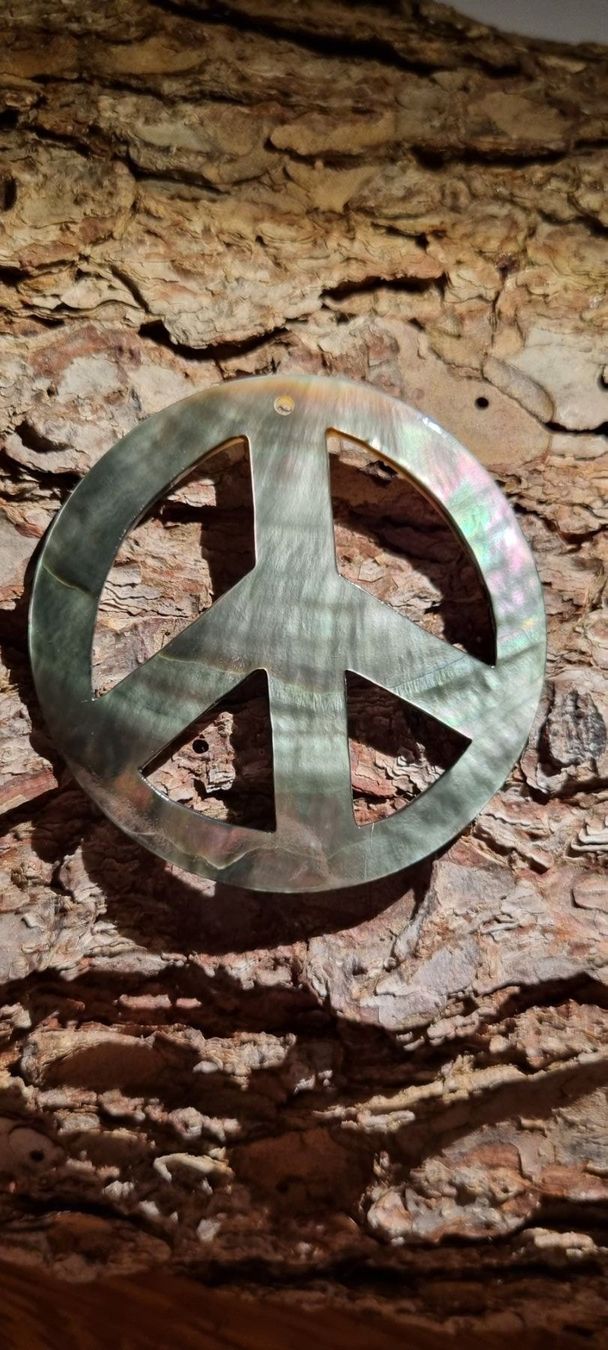 Ciondoli: Grosses "PEACE" Amulett, aus Perlmutt – Nuovo e nell'imballaggio originale da Gattikon venduto da myartshop