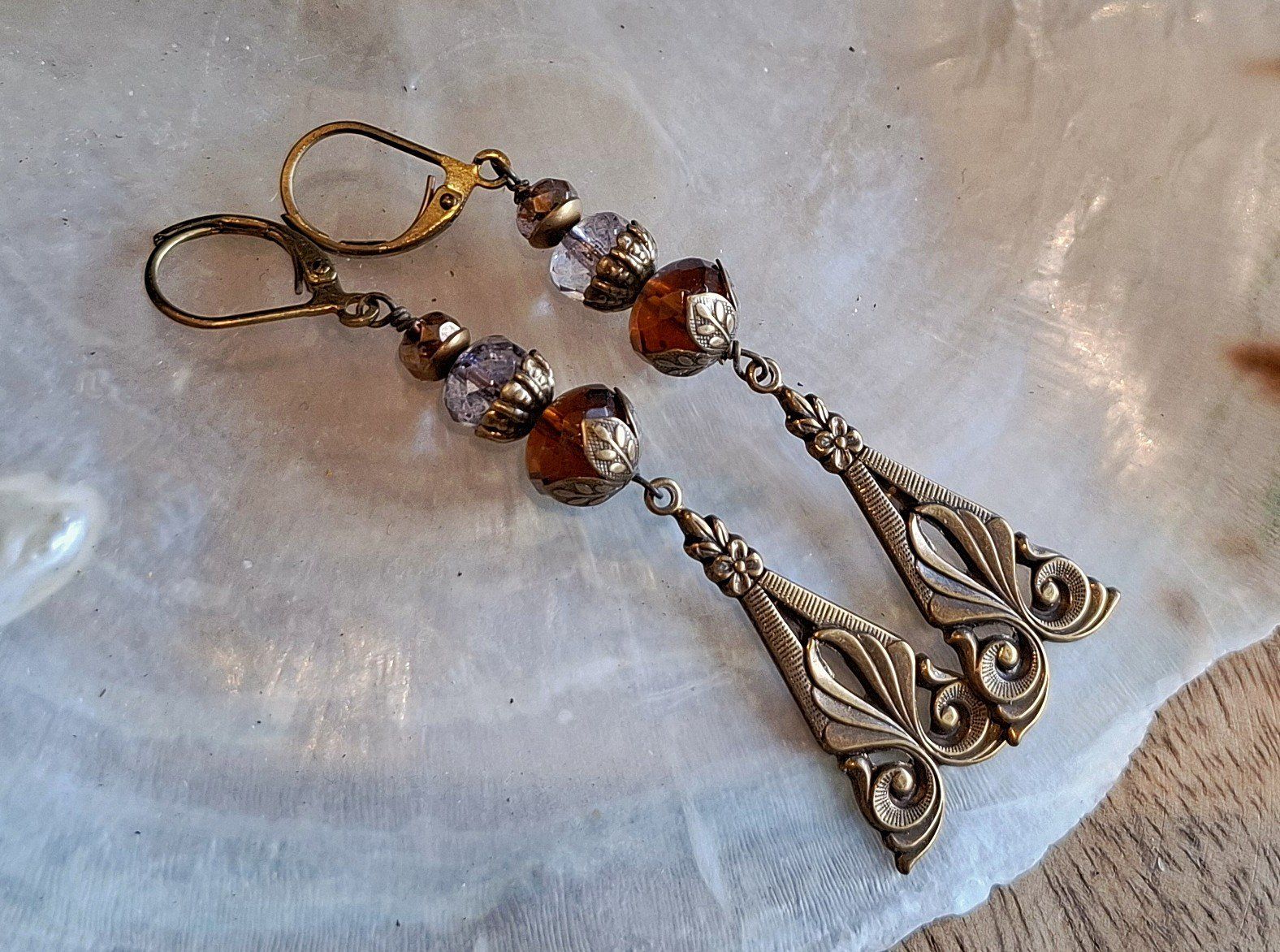 Orecchini pendenti & Orecchini a lobo: MARGAUX - Messing Ohrringe - lila - bernsteinfarben – Nuovo e nell'imballaggio originale da Mühlethal venduto da nicita-modeschmuck