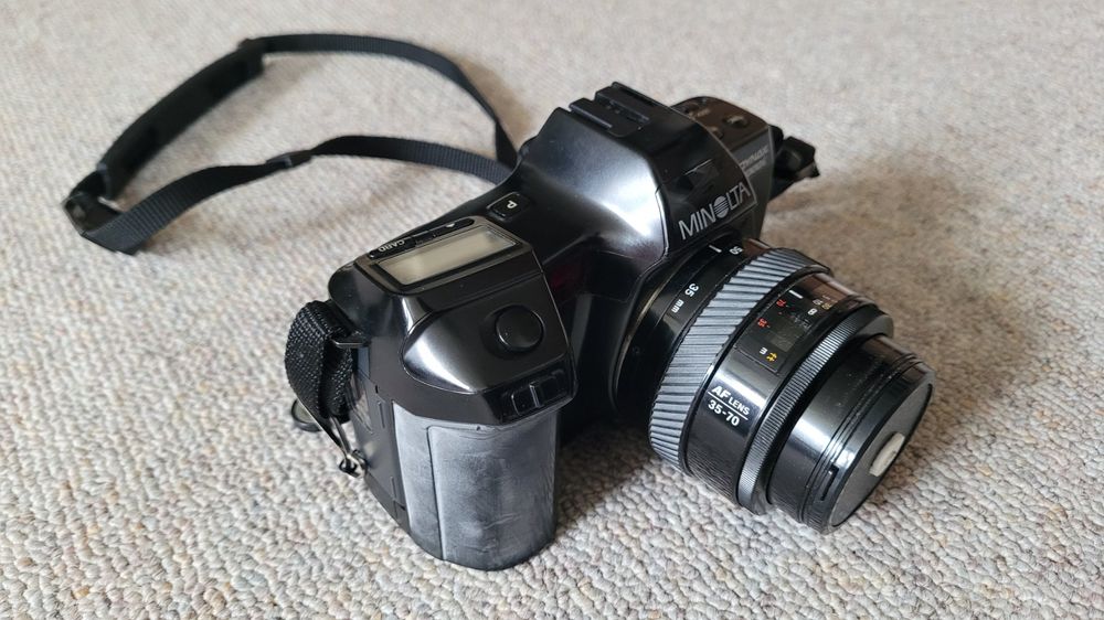 Minolta Fotocamera: Minolta Dynax 7000i mit Blitzgerät und Objektiven. – Usato da Aarwangen venduto da Striezi01 2