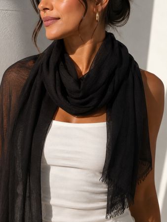 Écharpe noire légère, idéale pour le printemps!