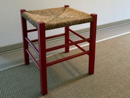 Roter Midcentury-Hocker mit geflochtenem Sitz