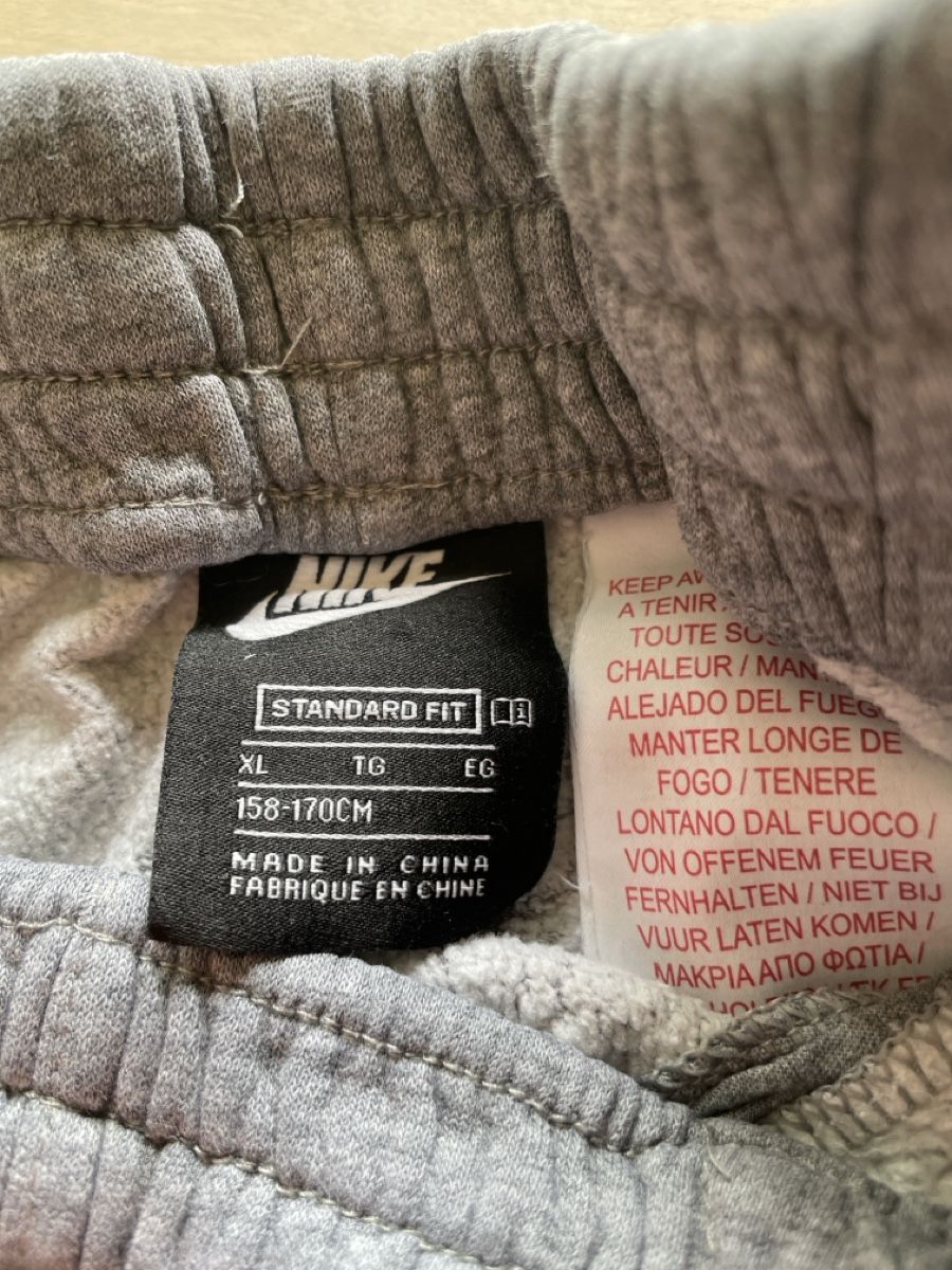 Nike Pantaloni: Nike Trainerhose 158-170cm – Usato da Muttenz venduto da Fertal 1