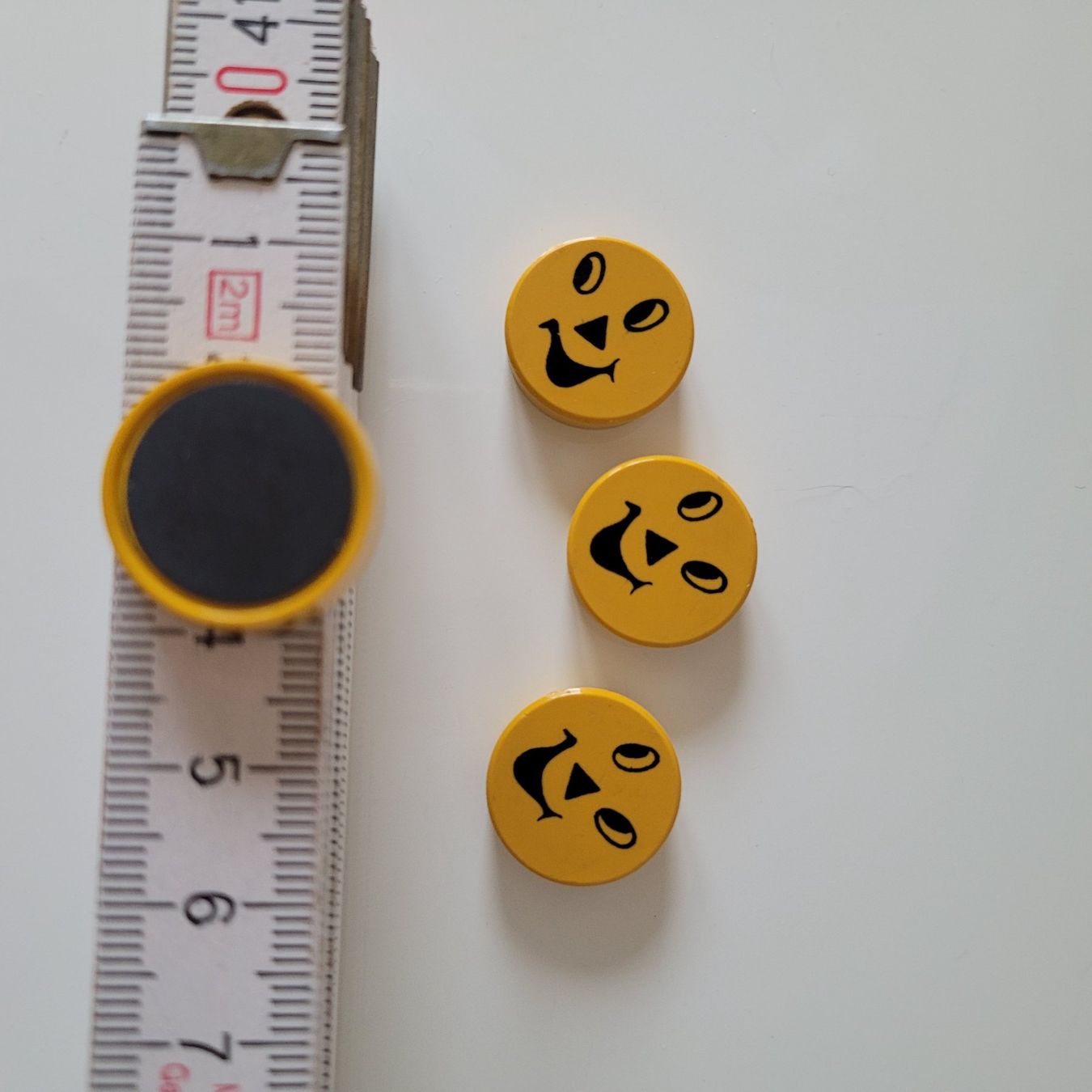 Magnete: 4 kleine smiley Magnete – Gebraucht aus Zürich von fourpaws 1