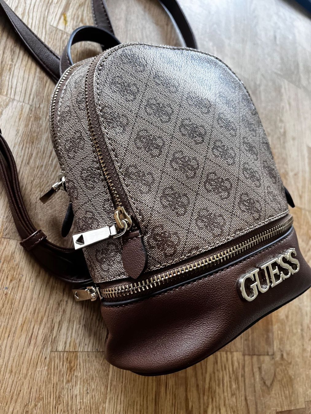 Guess Zaini: Guess Rucksack mit passender Guess Kappe_alles original_Top – Usato da Zürich venduto da Sammler777 1