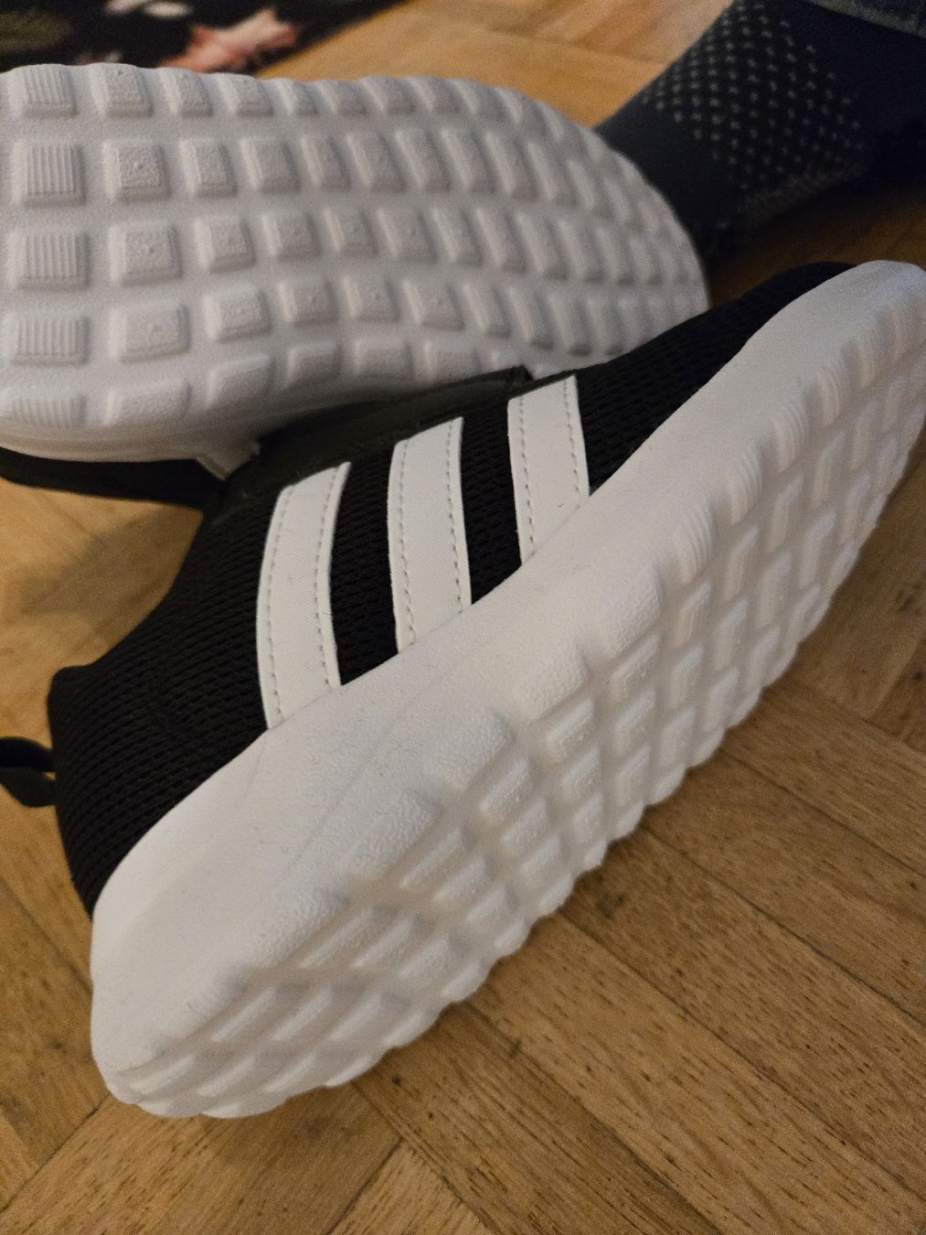 Schuhe für Jungen: Adidas Turnschuhe  – Neu (gemäss Beschreibung) aus Berg TG von j_k_lgk9 1