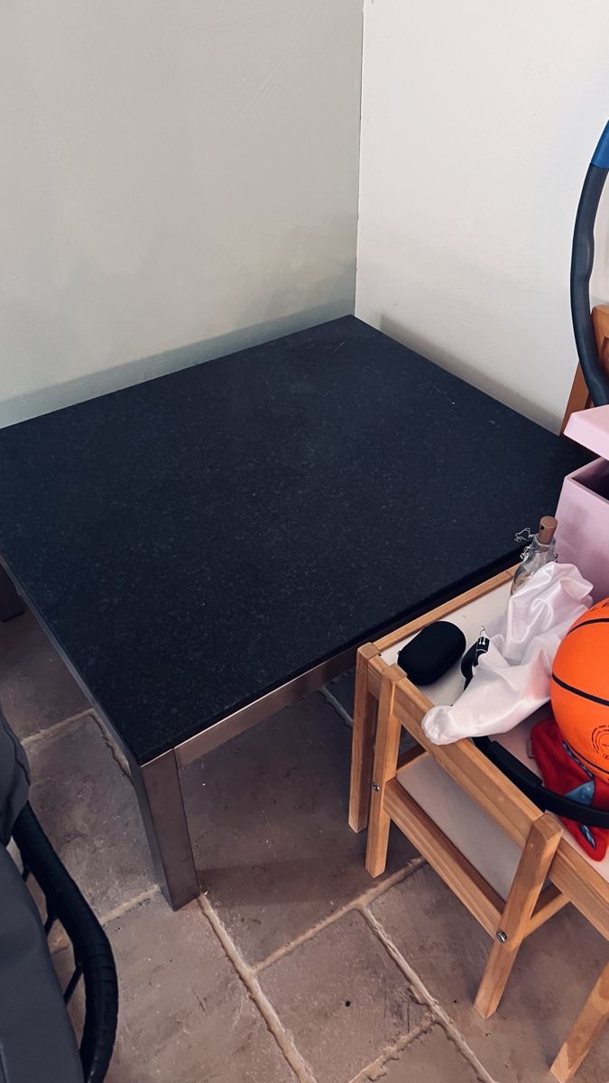 Tables: Couchtisch mit Granitplatte schwarz – D'occasion à schöftland par polymechaniker