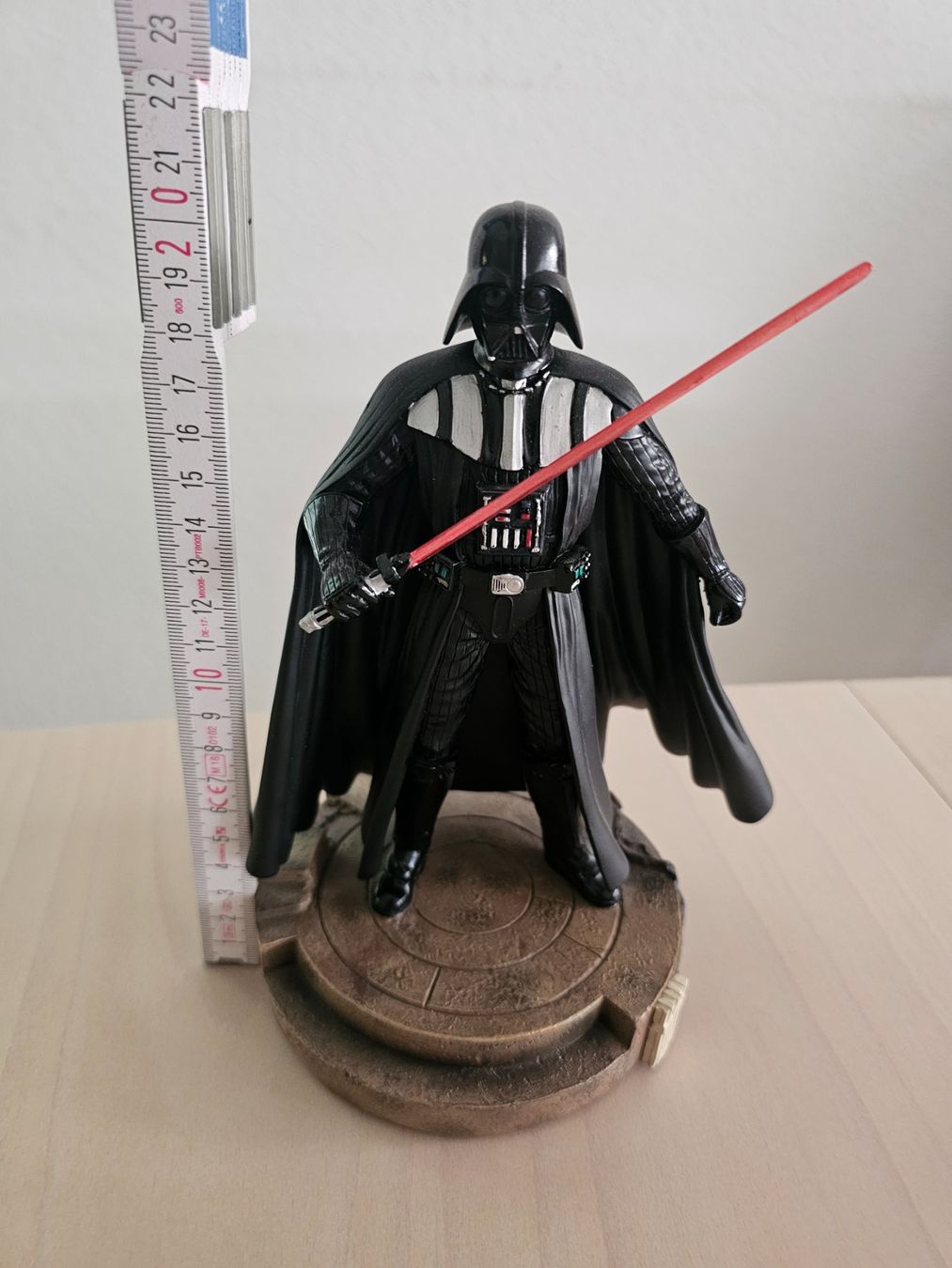 Star Wars Figurines: Star Wars Darth Vader Figur mit Lichtschwert ca. 23cm – D'occasion à Ehrendingen par flo_7z8d