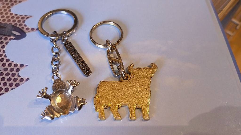 Schlüsselanhänger & - bänder: 2 spanische Souvenir-Schlüsselanhänger. – Neu (gemäss Beschreibung) aus Langnau am Albis von theeschners 2