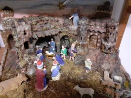 grosse antike Weihnachtskrippe