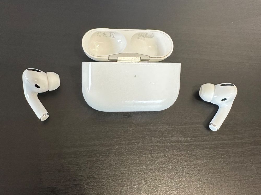 Apple AirPods Pro (MWP22Z/A) inkl. Ladecase  (kleines Manko) 2